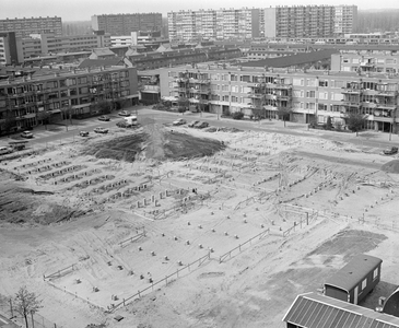 882394 Overzicht van een bouwterrein aan de Saigondreef te Utrecht, vanaf een flatgebouw.